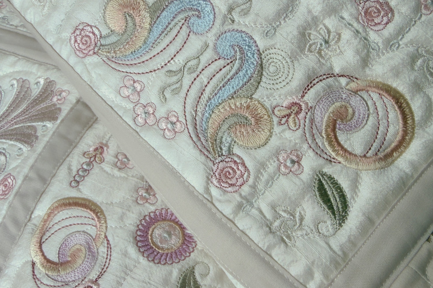 NEW! Breathtakingly Beautiful Curlicues QB